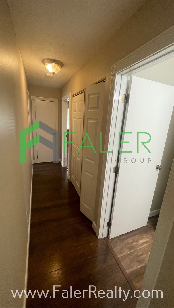 Building Photo - Freshly Updated 2nd Floor Condo