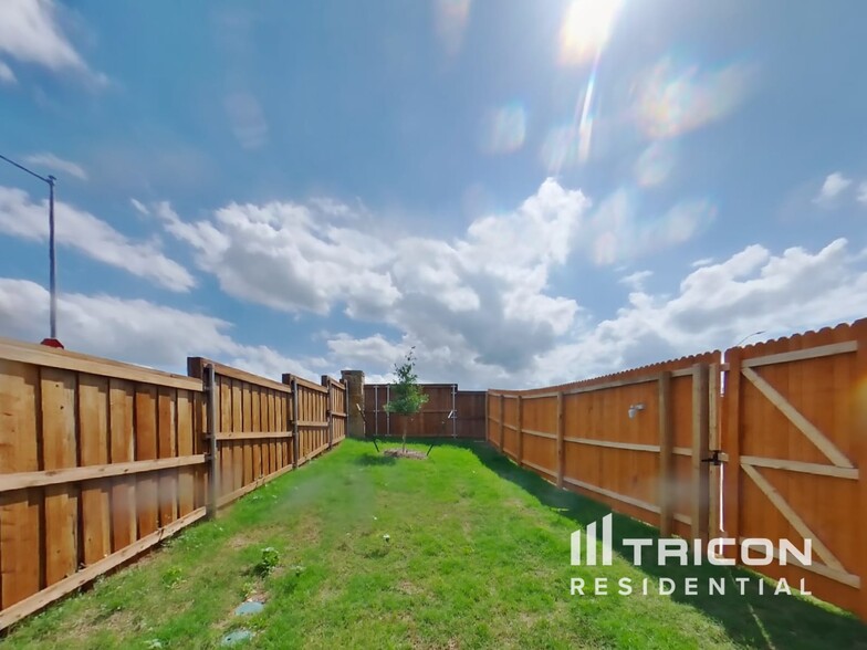 Building Photo - 2701 Brushy Lk Dr