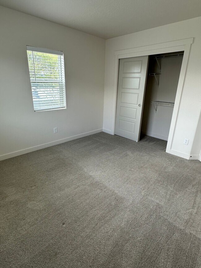 Building Photo - Gorgeous Townhome!!!