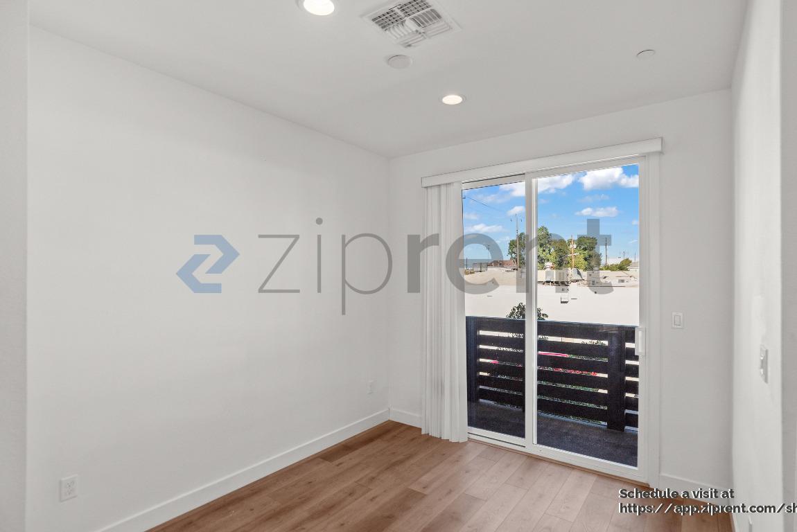 Building Photo - 985 24th St