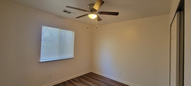 Building Photo - Great Shasta Lake Home in Country Setting, New LVP Flooring