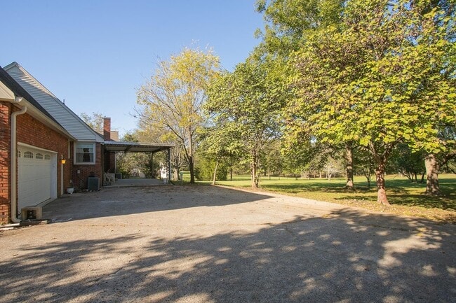 Building Photo - 2425 Mansker Dr
