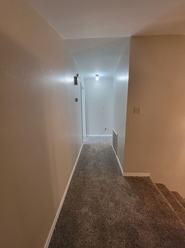 Building Photo - 4 Bedroom 2 bathroom