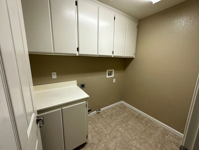 Building Photo - Beautiful 4 Bedroom 3 Bath Shadow Lakes Home