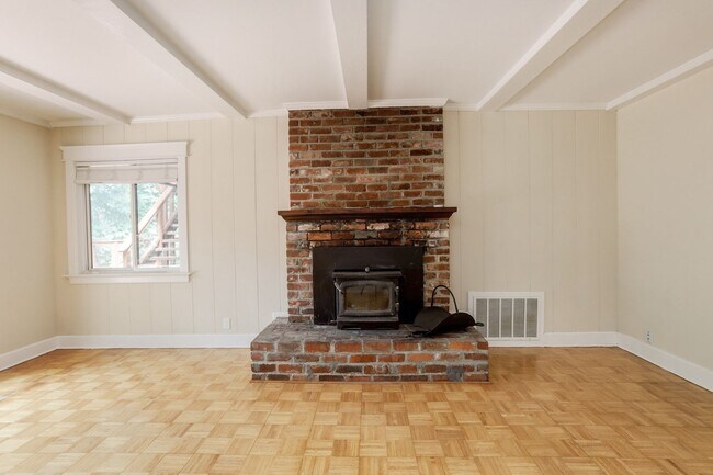 Building Photo - 3 Bed / 2 Bath Woodside home on large lot ...