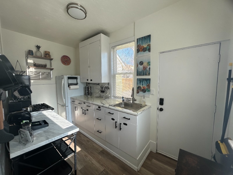 Building Photo - 859 S Grn St