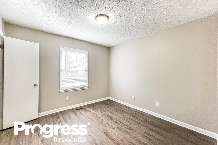 Building Photo - 700 Gregory Manor Dr SW