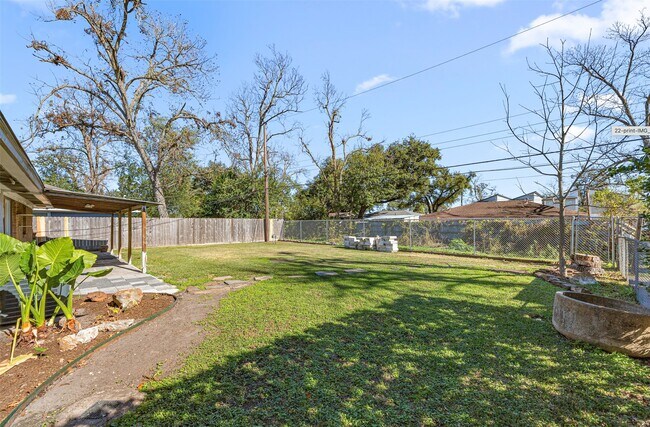 Building Photo - 2018 Woodvine Dr