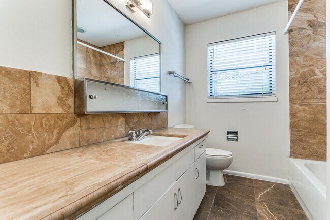 Building Photo - BOUTIQUE ALAMO HEIGHTS 1-BEDROOM APARTMENT