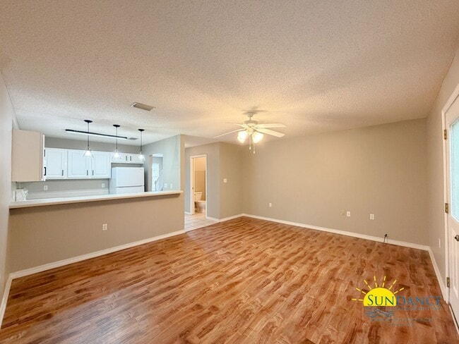 Building Photo - Stunning 2 Bedroom Townhome Near Eglin AFB & Hurlburt Field!