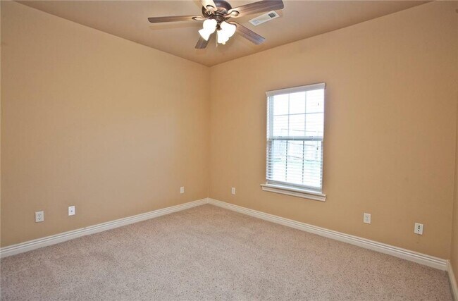 Building Photo - 4902 SW Fieldstone Blvd