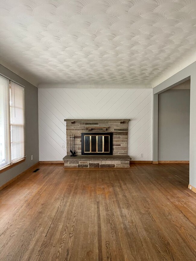 Building Photo - Amazing 3 bedroom house in Maplewood.