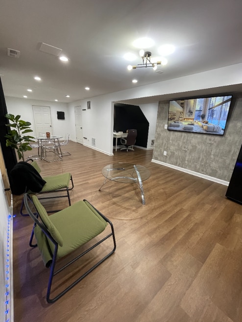 Building Photo - 57 B