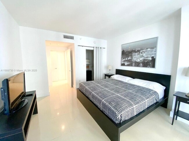 Building Photo - 17375 Collins Ave