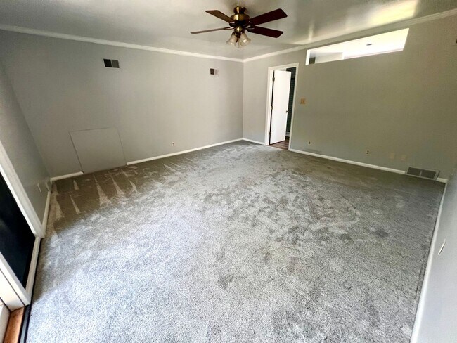 Building Photo - Cranberry - 6 bedroom 4 bathroom - Stunnin...