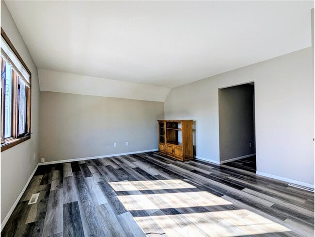 Building Photo - 825 Jessamine Ave E