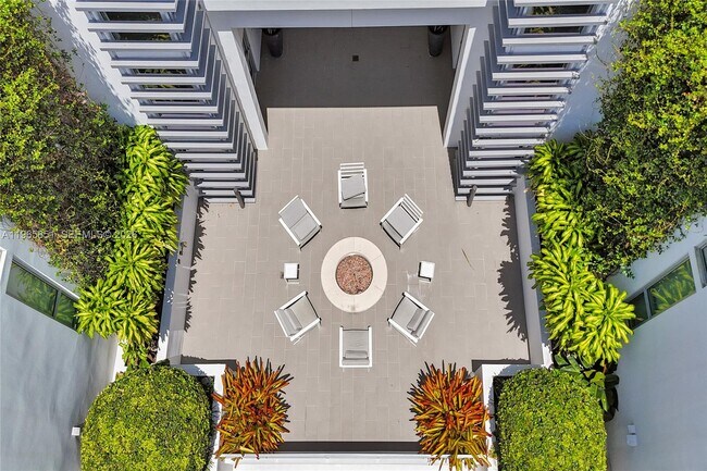 Building Photo - 111 SE 1st Ave