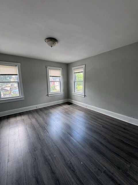 Building Photo - 255 Hollywood Dr