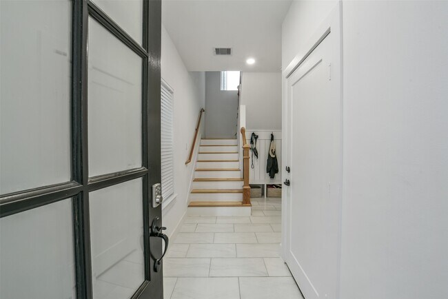 Building Photo - 718 W Donovan St