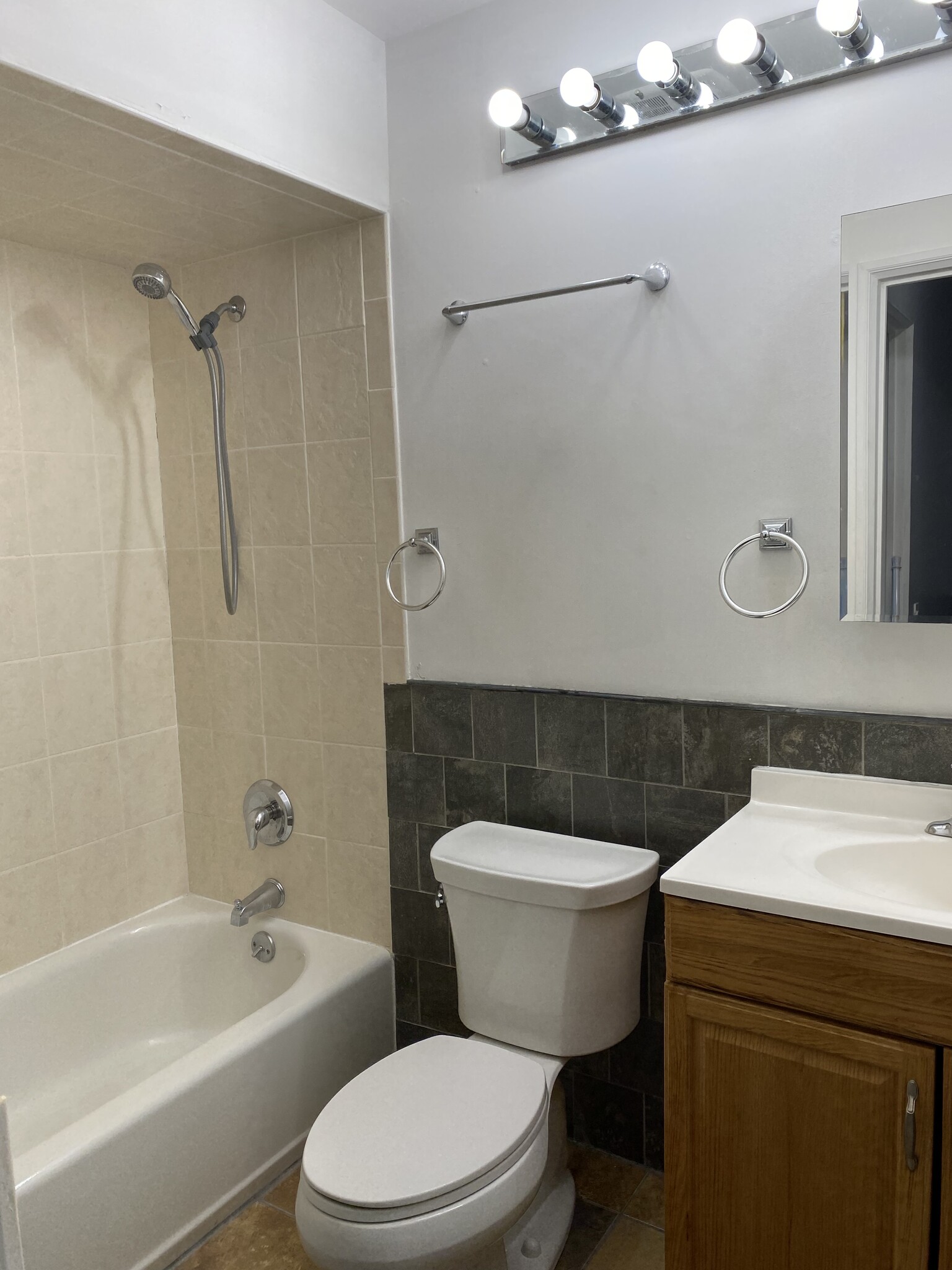 2nd floor Full Bathroom - 1044 Willow Brook Dr