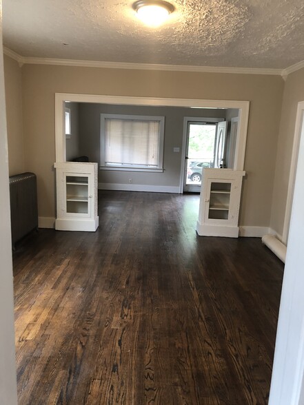 Dining room looking towards entry/living room - 922 Maple St