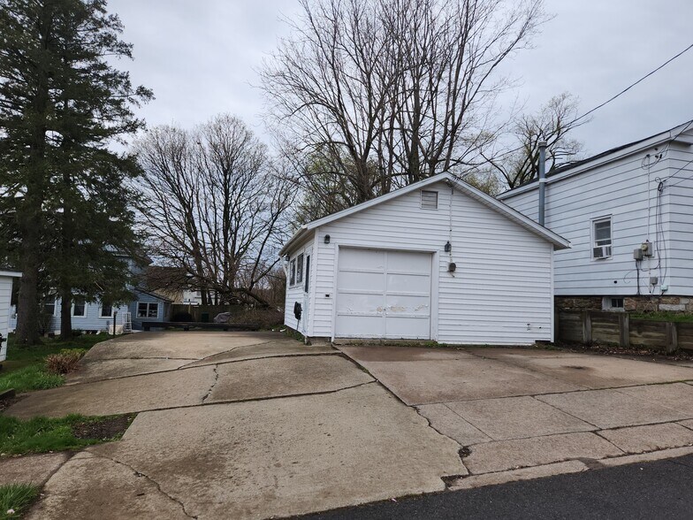 Great storage and off street parking - 123 W Mohawk St