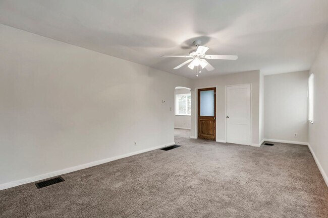 Building Photo - 404 S Chase Ave