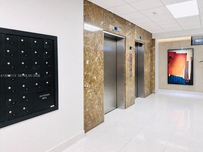 Building Photo - 1621 Collins Ave
