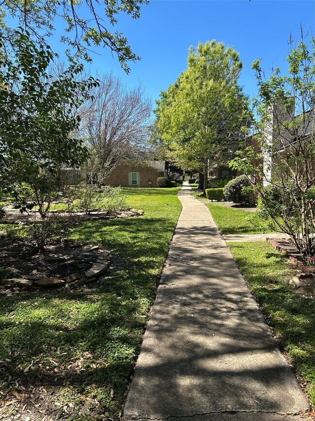 Building Photo - 9339 Westwood Village Dr