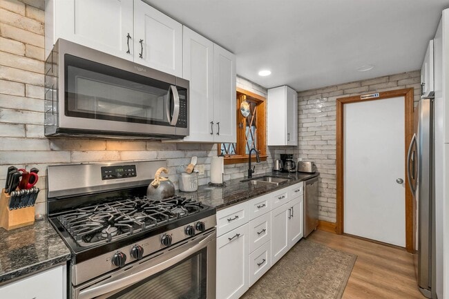 Building Photo - 6 Abbott Ln