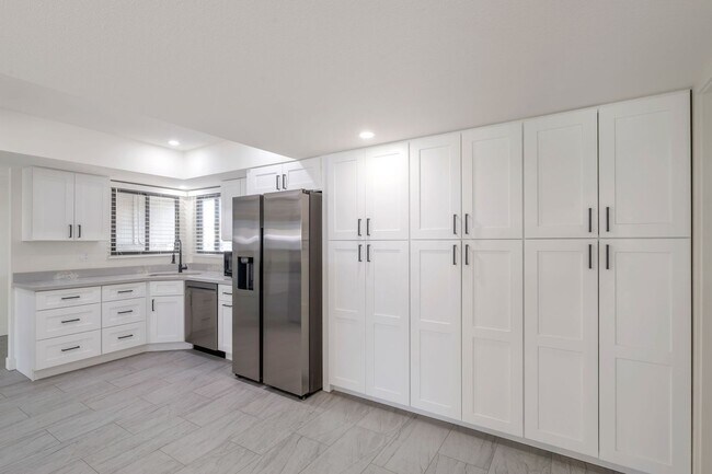 Building Photo - Amazing 6 Bed remodeled house at ASU