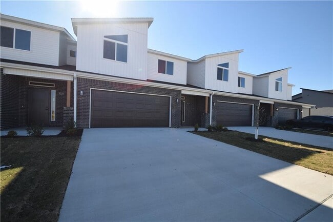 Primary Photo - 1821 Lapis Ave