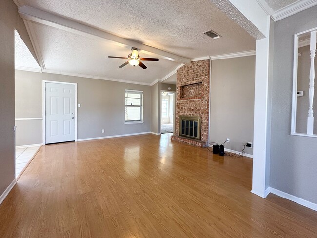Building Photo - Charming 3-Bedroom, 2-Bathroom Home – Avai...