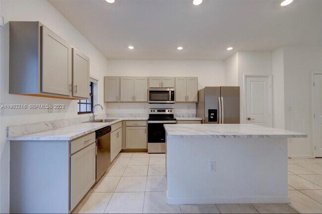 Building Photo - 1170 SW 7th Ct