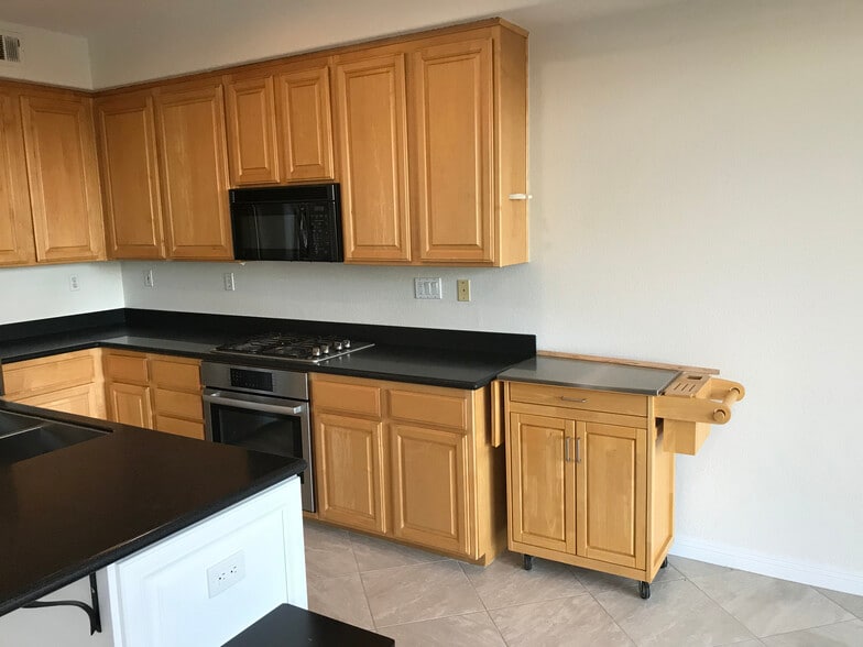 Building Photo - 1736 Bluebird Ln