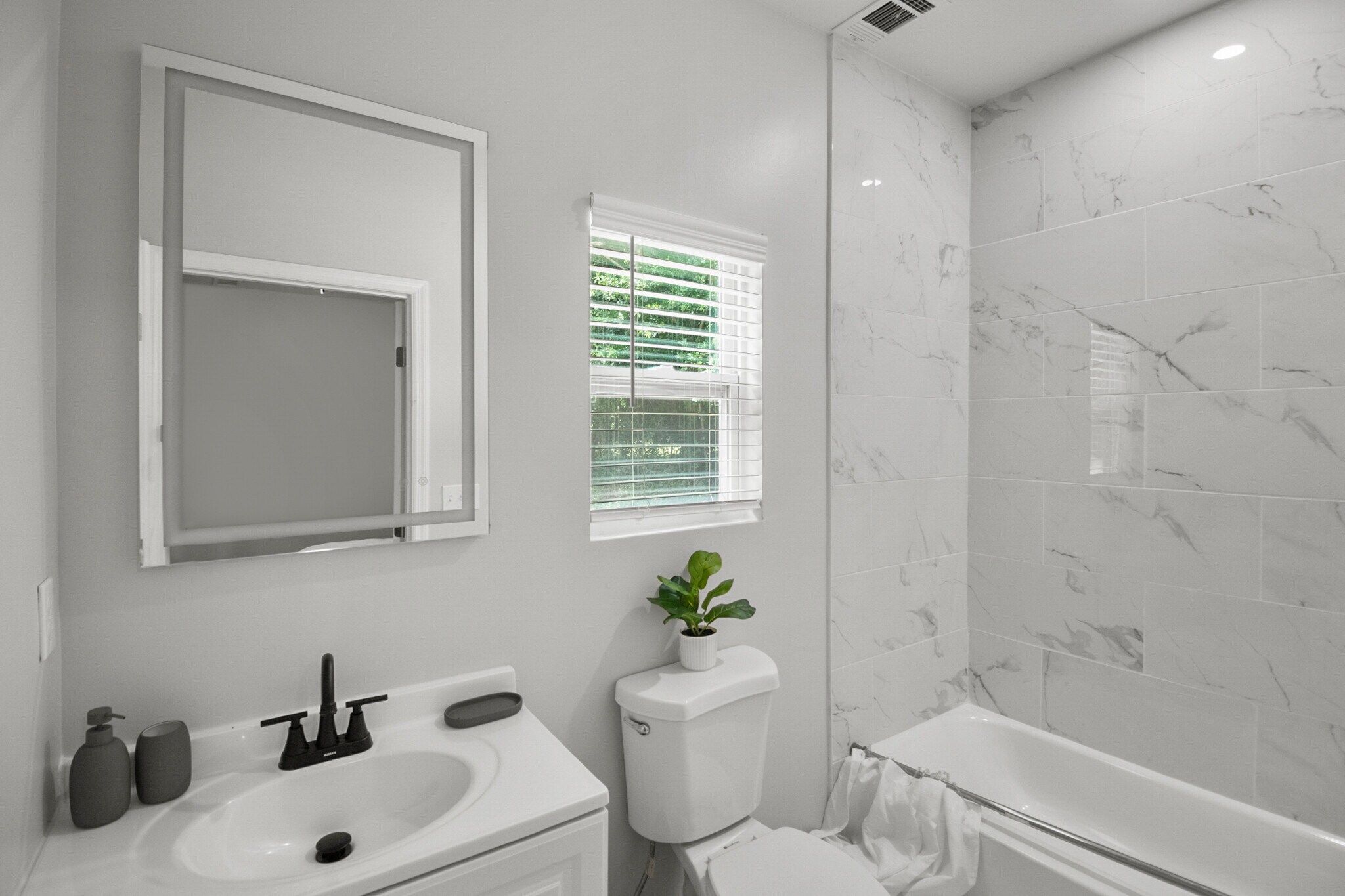 Building Photo - 789 Main St