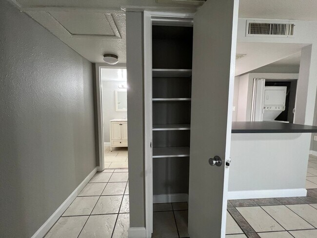 Building Photo - Altamonte Springs 1/1 Condo ~ Lakefront Community ~ Great Amenities!!