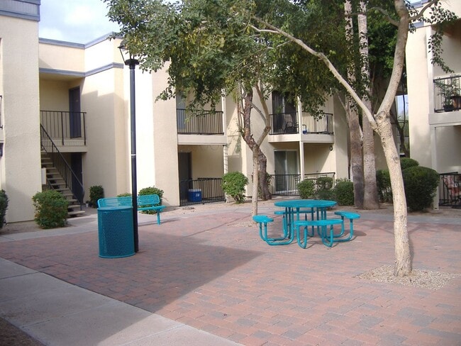 Building Photo - MELROSE DISTRICT CONDO WITH HUGE MOVE-IN SPECIAL – HALF OFF FIRST & SECOND MONTH’S RENT!