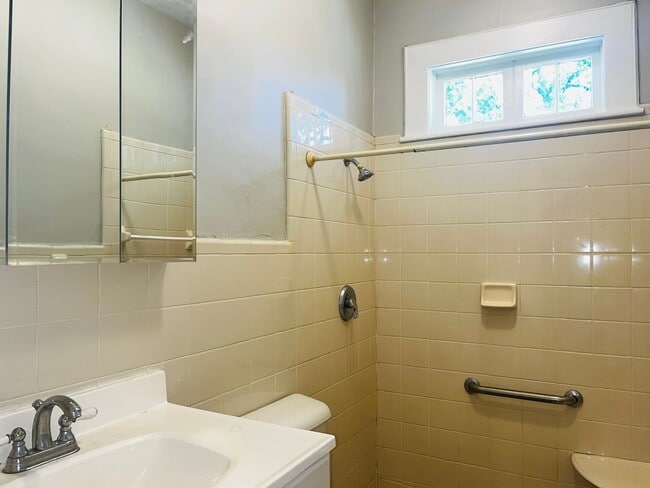 Building Photo - Beautiful 4 bedroom 2 bathroom home in Lagrange! Must see!