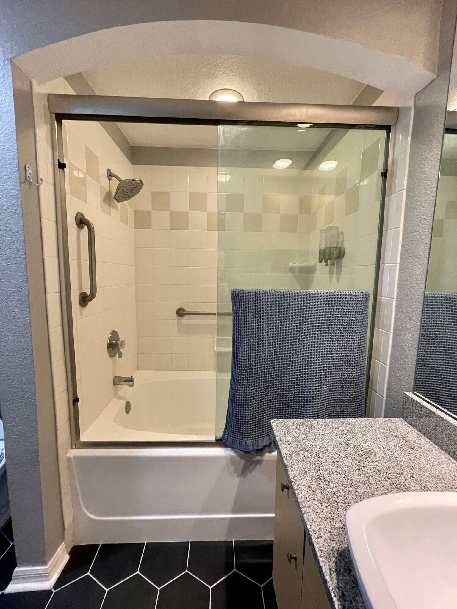 Building Photo - 200 4th Ave S