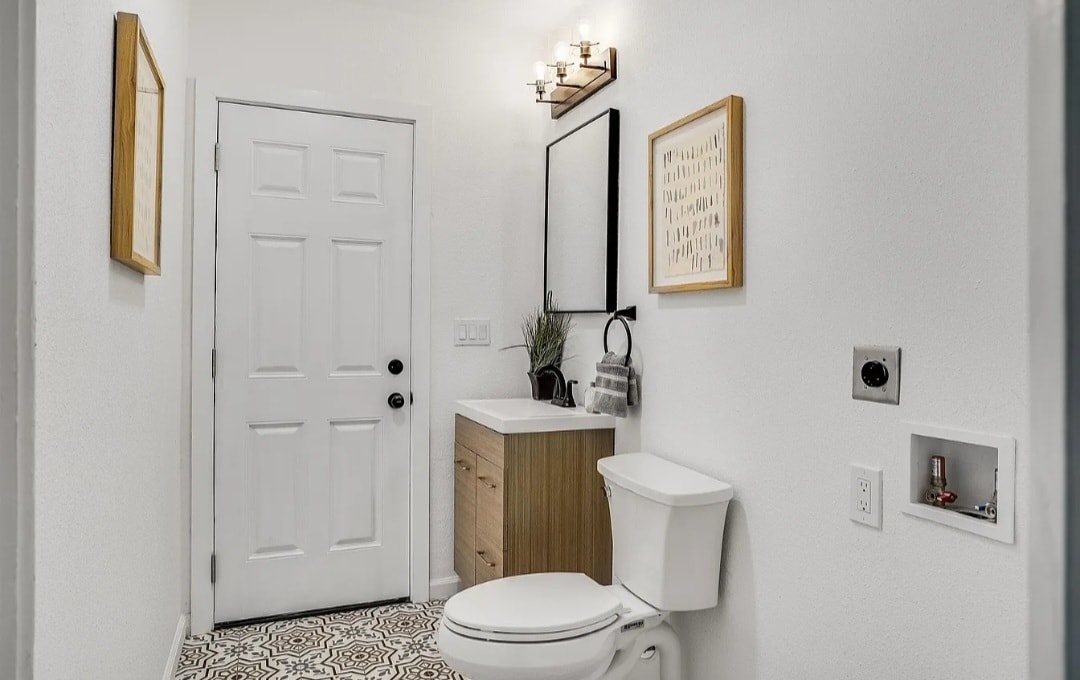 Building Photo - 2161 N Valley St