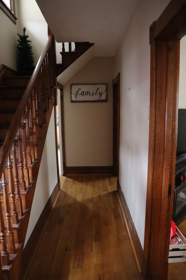 Building Photo - 2-3 bedroom house with 1 car garage in Ind...