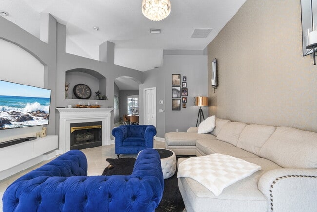 Building Photo - Beautiful 4-Bedroom Pool Home in the Heart of Westchase