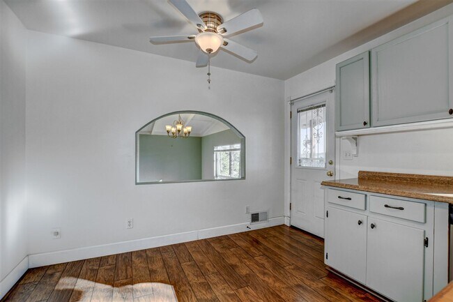 Building Photo - 2 Bed + possible 3rd, 2 Bath Home Close to...