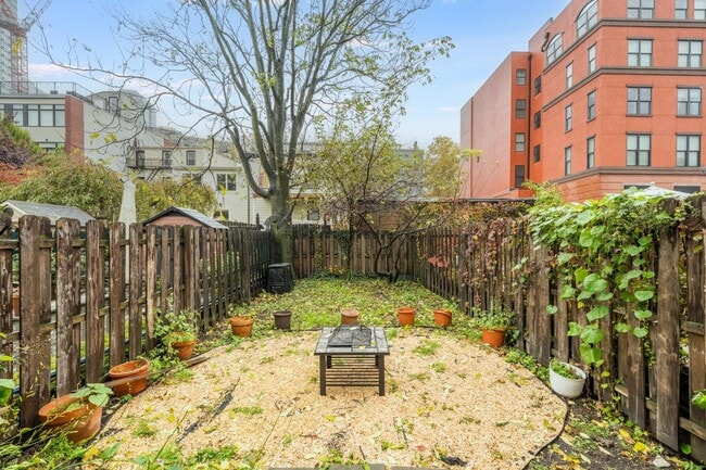 Building Photo - 251.5 York St