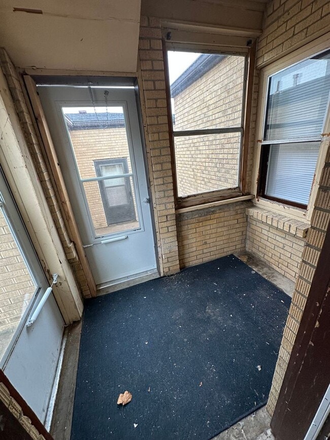Building Photo - 2 Bedroom, 1 Bath House w/ Basement and Do...