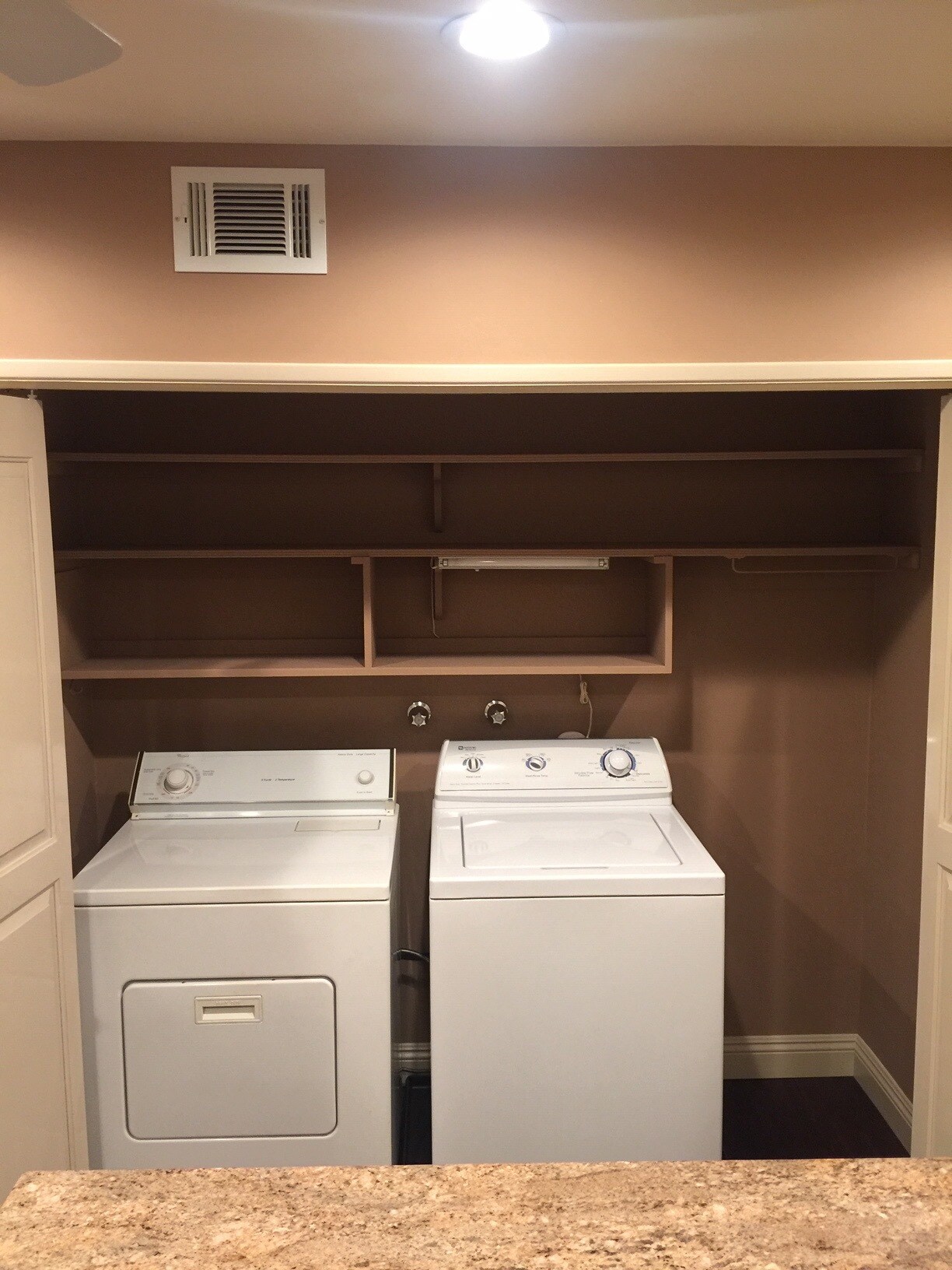 Building Photo - 2000 Karen St