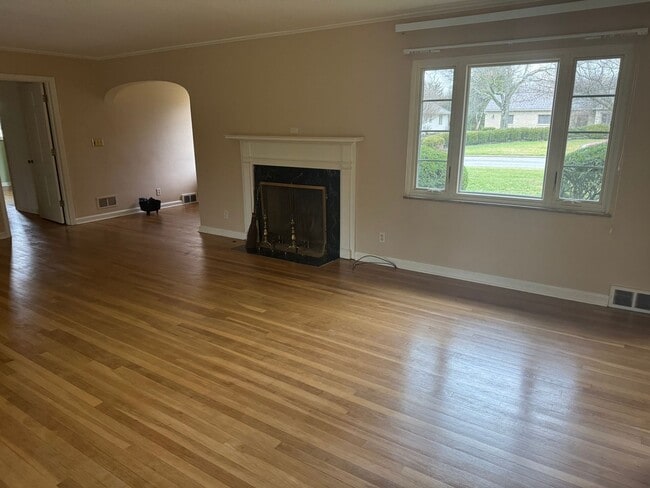 Building Photo - 3 Bedroom 2 Bath Ranch Home - Upper Arlington Schools