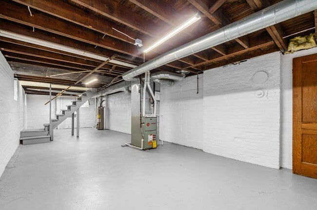 Building Photo - 228 E Kelso Rd