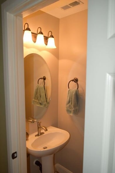 1/2 bath - 1288 N Cedar Blvd